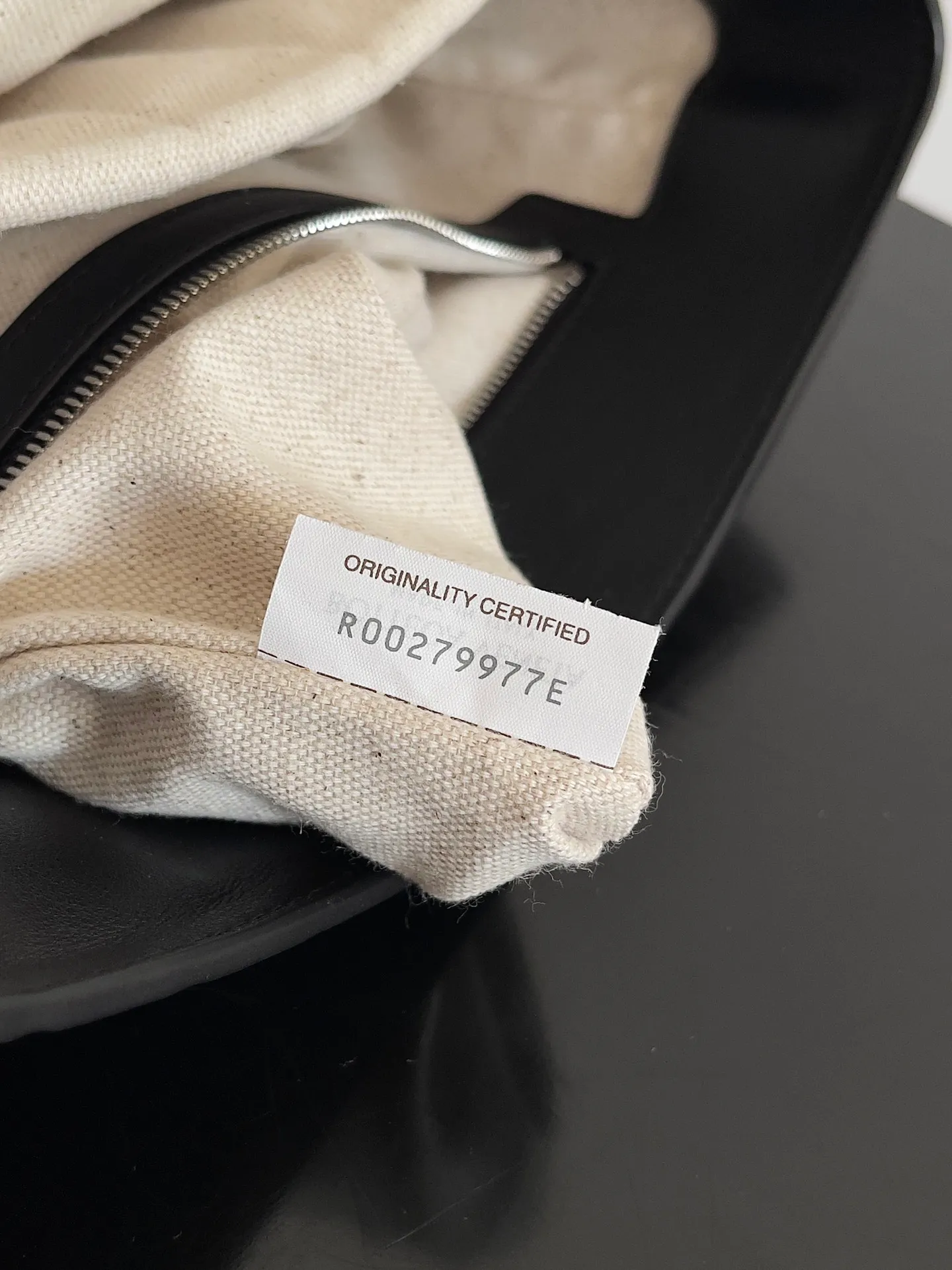 Batch 2560 Bottega Veneta's new Back To School backpack uses the iconic Intrecciato weaving leather process. Craftsmen use fine soft calfskin to weave it by hand. The weaving is tight and regular, and the texture is three-dimensional. The luster of the leather is super high-end, and the woven design of two different leathers creates a unique sense of layering. The flip-open design is equipped with two external flap pockets. It is super versatile whether it is for work, travel or daily life, and the capacity is also very practical.  The Back-To-School backpack is lighter than previous backpacks, and the space is large but not bulky. There are compartments for laptops and documents on the inner layer. The style is personalized, and it looks good and is easy to match. Carrying this backpack will double your chances of returning! Style number: 805971 Size: 39*31*14cm